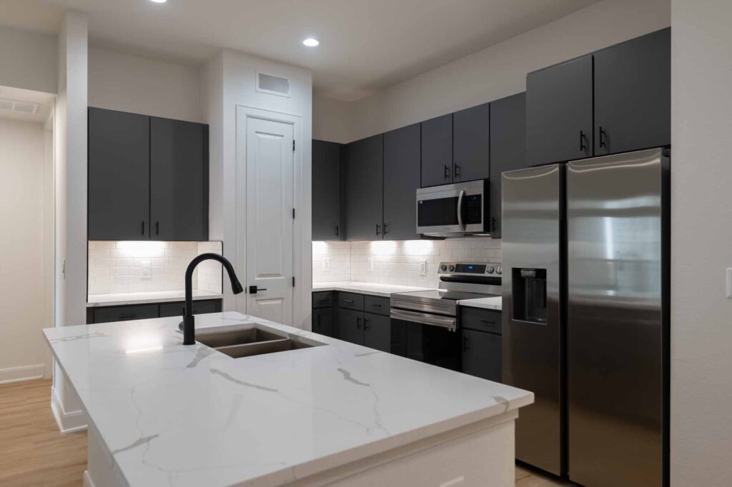 kitchen - renovated unit - Domain on the Parkway